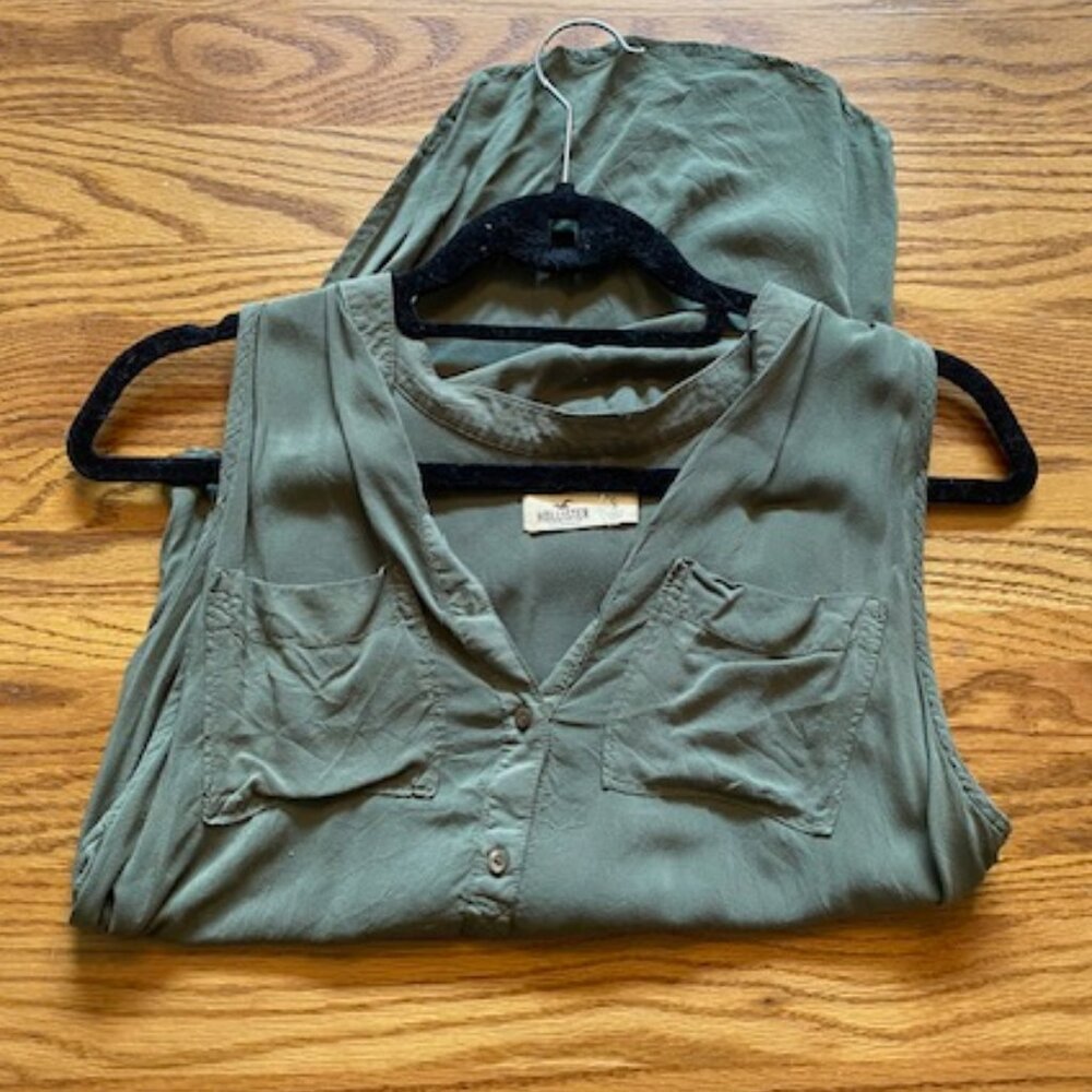 Hollister sleeveless button-up blouse